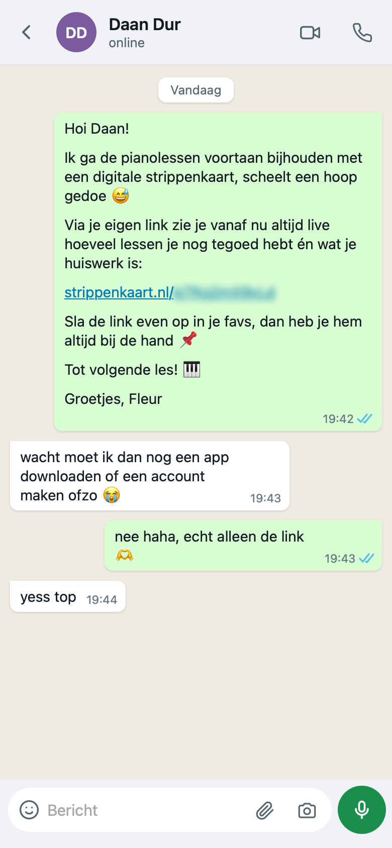 WhatsApp-gesprek: een pianodocent stuurt haar leerling de link naar zijn strippenkaart. De leerling vraagt of hij een app moet downloaden of een account moet maken. Antwoord: nee, alleen de link.